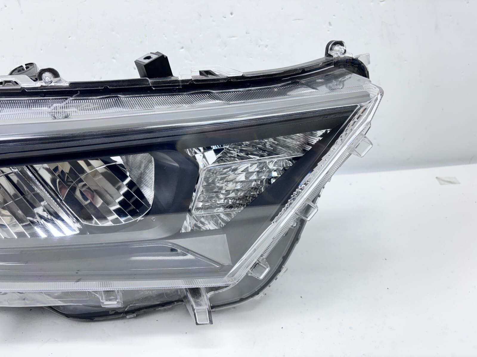 81100R152 2019 2020 2021 TOYOTA RAV4 LED BLACK BEZEL FRONT RIGHT OEM HEADLIGHT - Image 2