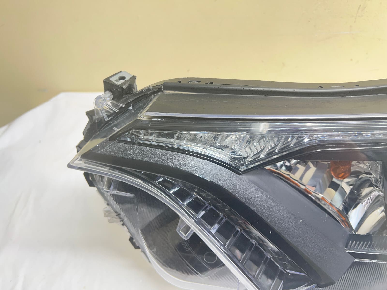 2016 2017 2018 TOYOTA RAV4 HALOGEN BLACK BEZEL FRONT LEFT OEM HEADLIGHT - Image 6