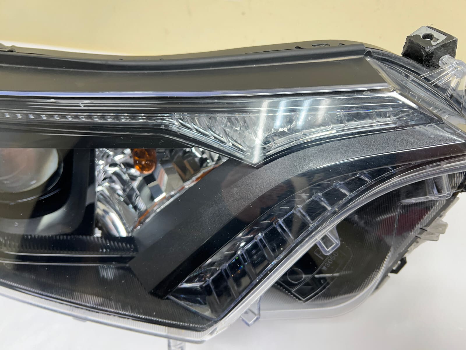 2016 2017 2018 TOYOTA RAV4 HALOGEN BLACK BEZEL FRONT RIGHT OEM HEADLIGHT - Image 4
