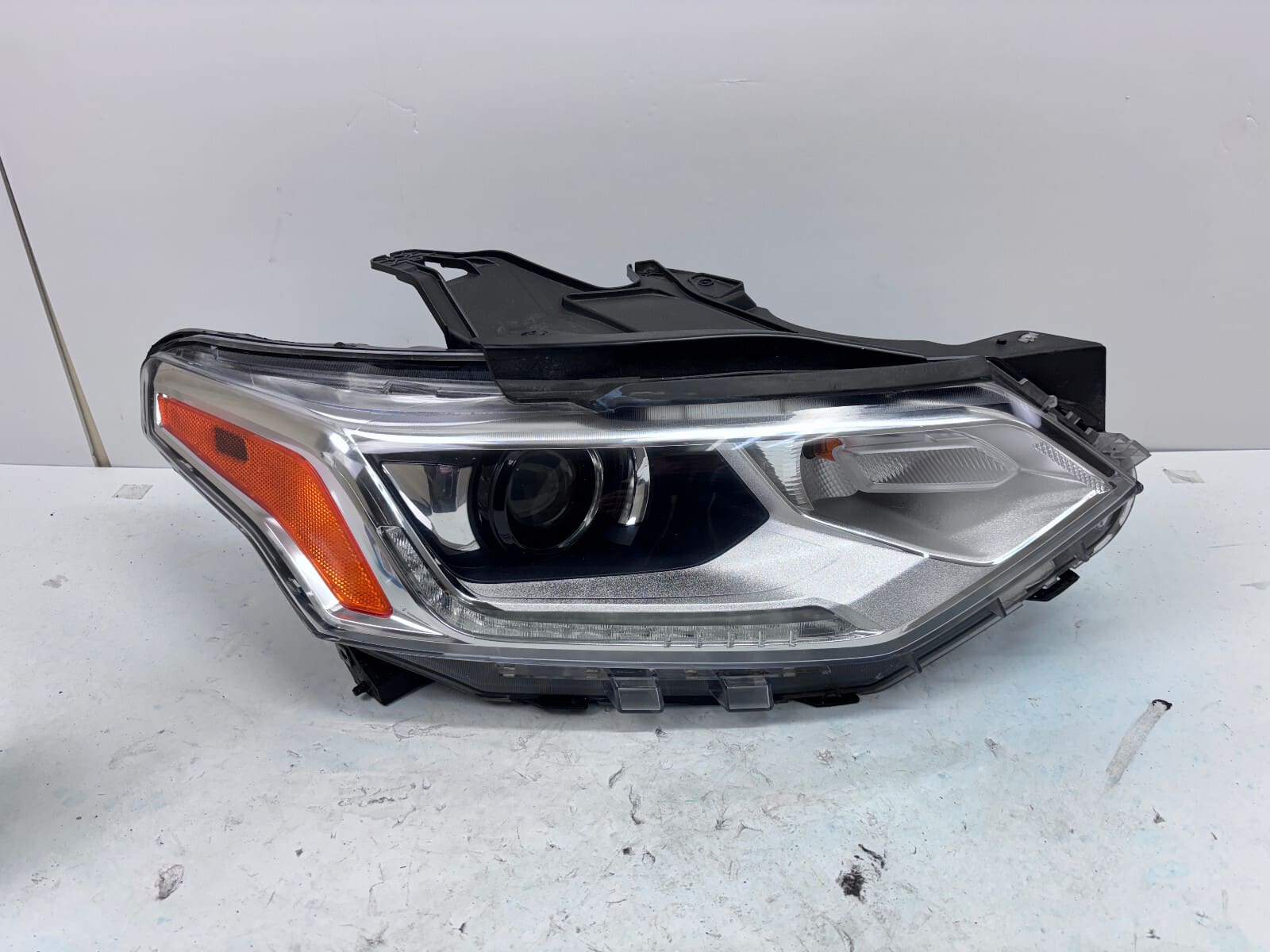 84685649 2018 2019 2010 2021 CHEVY TRAVERSE XENON HID FRONT RIGHT OEM HEADLIGHT