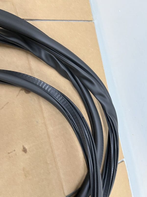 2021 2022 CADILLAC ESCALADE REAR RIGHT DOOR OEM WEATHERSTRIP 84688301 - Image 6