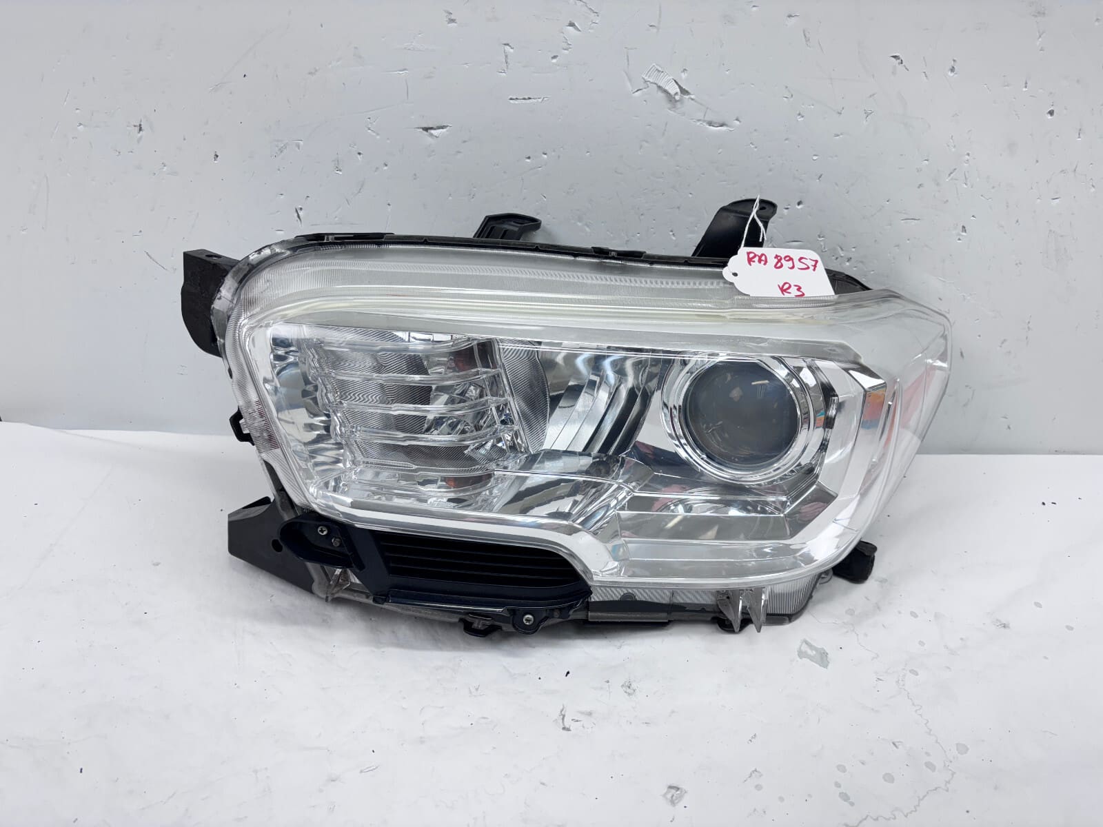 2016 2017 2018 2019 2020 2021 2022 TOYOTA TACOMA HALOGEN LEFT OEM HEADLIGHT