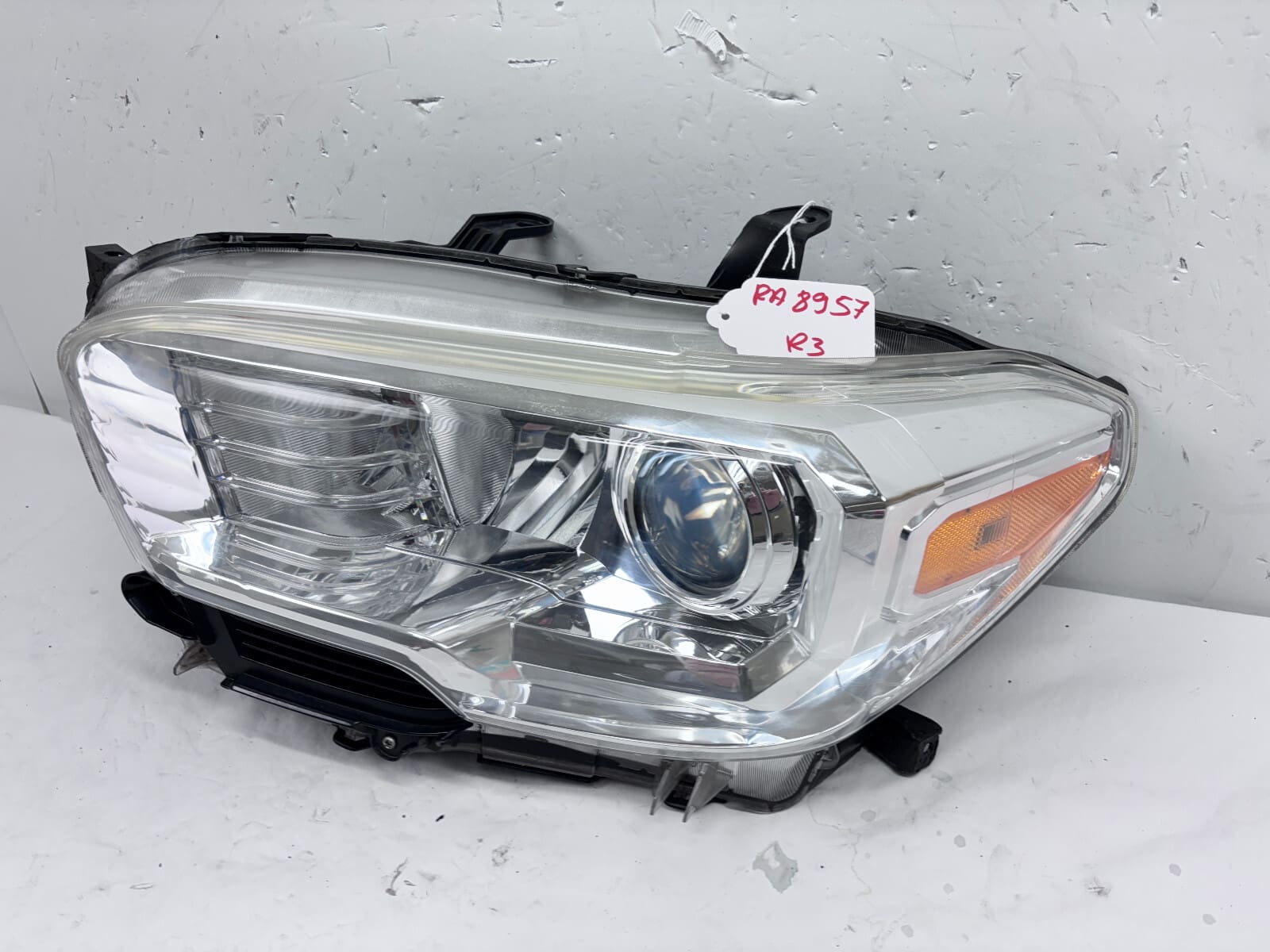 2016 2017 2018 2019 2020 2021 2022 TOYOTA TACOMA HALOGEN LEFT OEM HEADLIGHT - Image 3