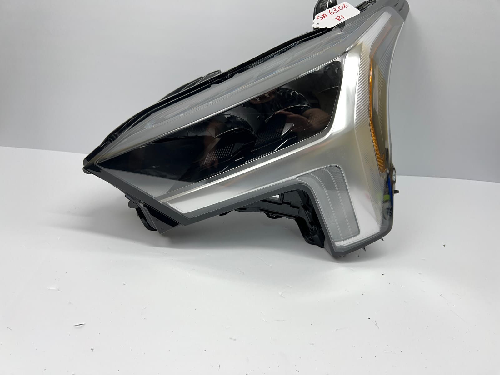 Nice 2022 2023 2024 toyota tundra led front left oem headlight - Image 2