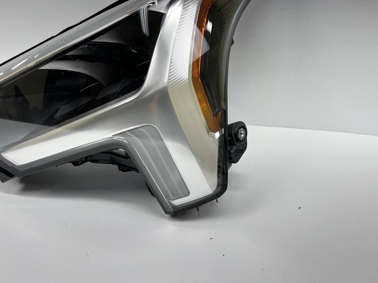 Nice 2022 2023 2024 toyota tundra led front left oem headlight - Image 3