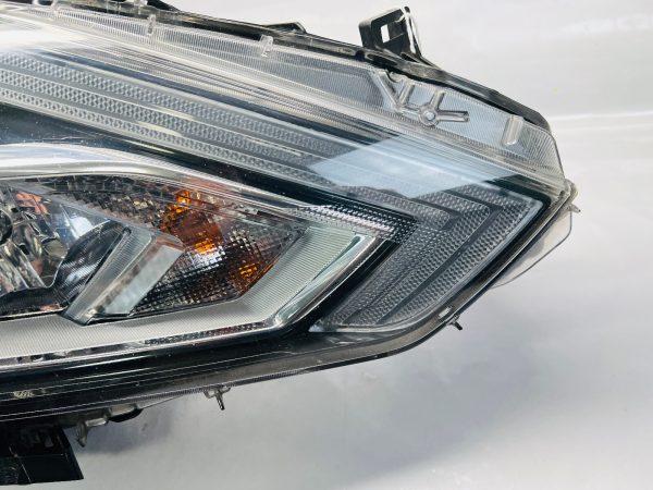 2016 2017 2018 NISSAN ALTIMA HALOGEN  FRONT RIGHT OEM HEADLIGHT - Image 2