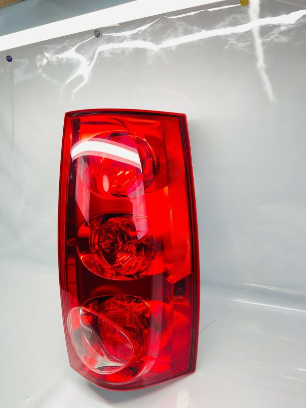 2007 2008 2009 2010 2011 2012 2013 GMC YUKON REAR RIGHT TAIL LIGHT - Image 2