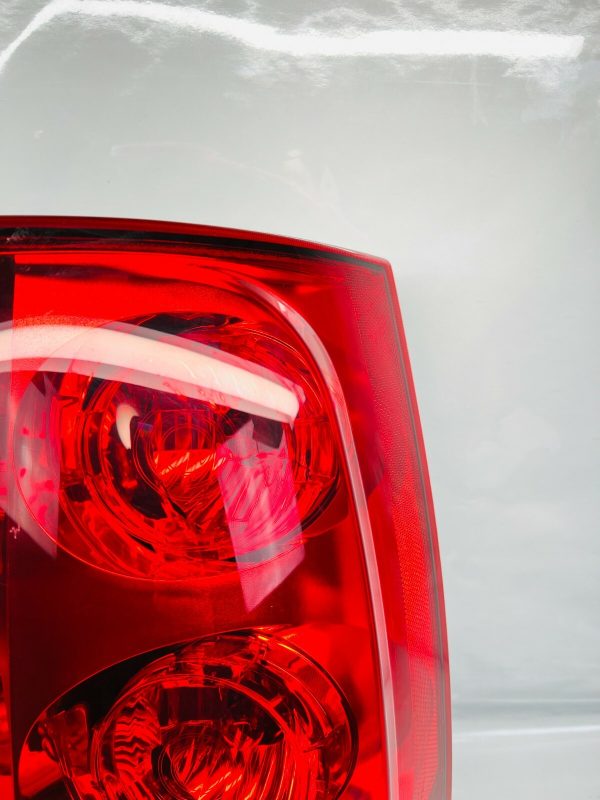 2007 2008 2009 2010 2011 2012 2013 GMC YUKON REAR RIGHT TAIL LIGHT - Image 5