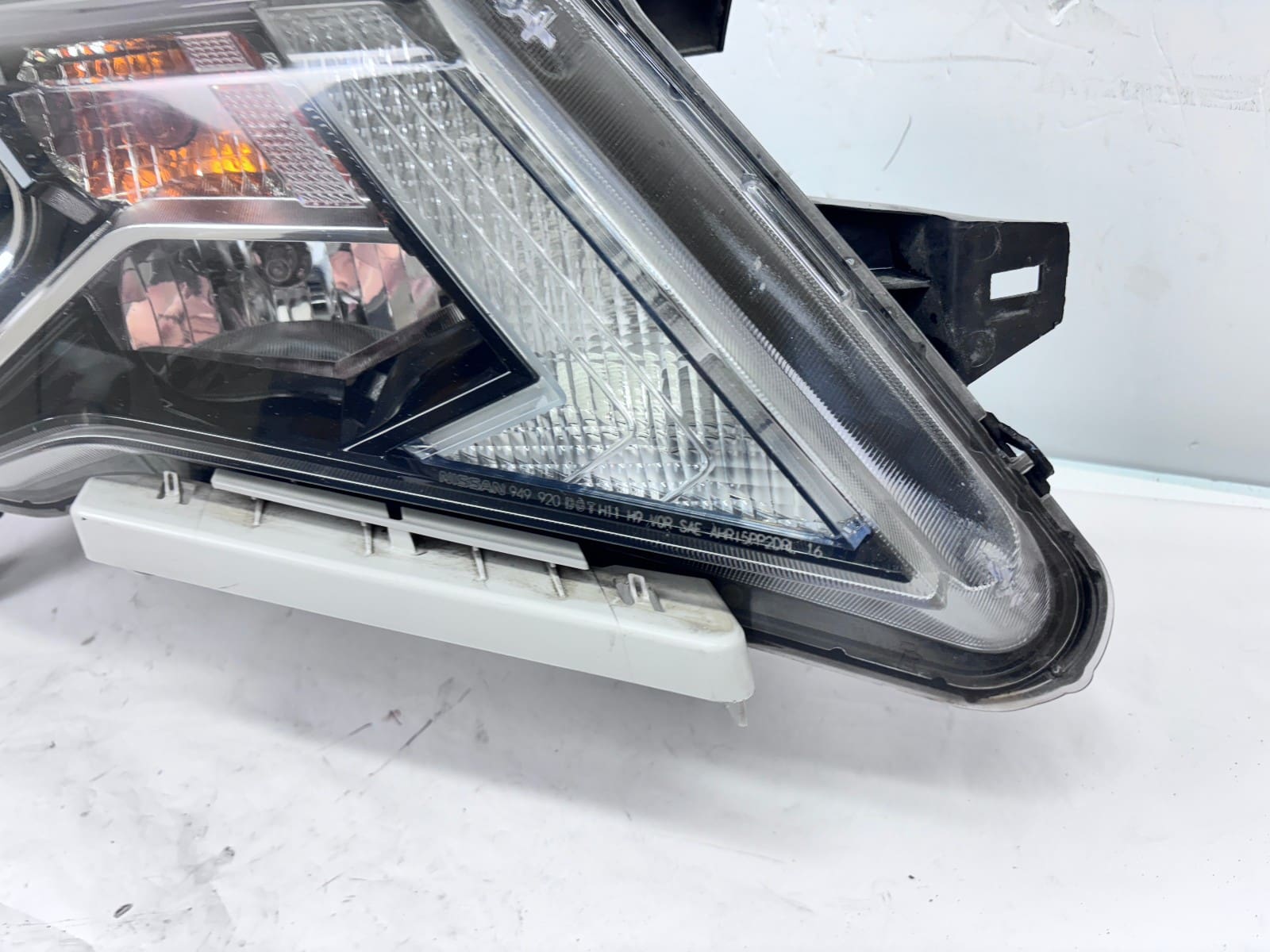 2017-20 Nissan Pathfinder Halogen Front Right Headlight - Image 4