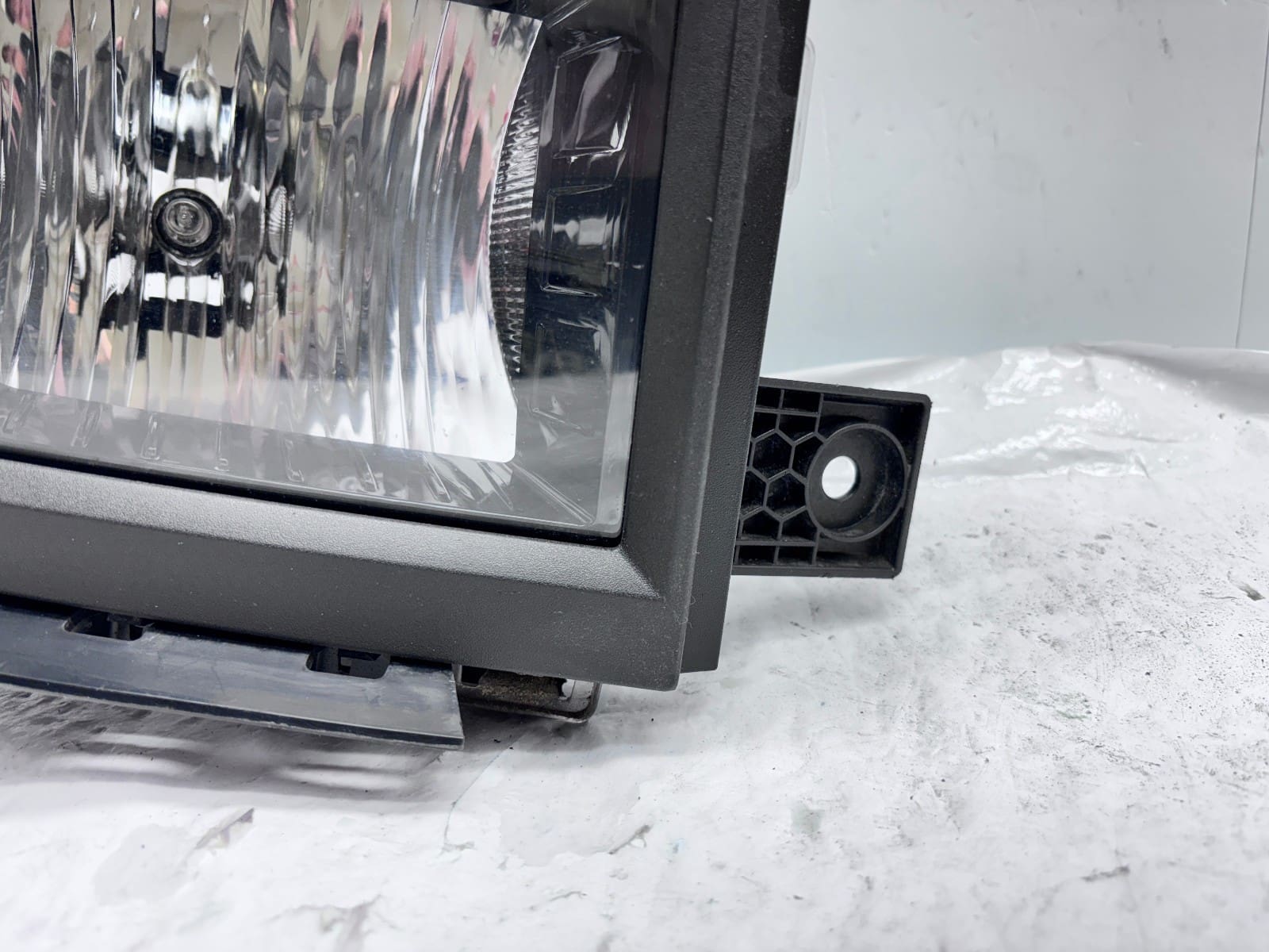 2014-15 Chevy Silverado 1500 Halogen Front Right OEM Headlight 23172785 - Image 3