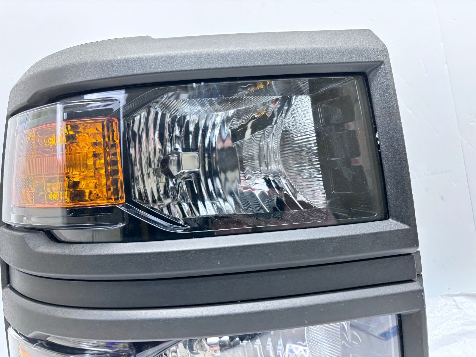 2014-15 Chevy Silverado 1500 Halogen Front Right OEM Headlight 23172785 - Image 13