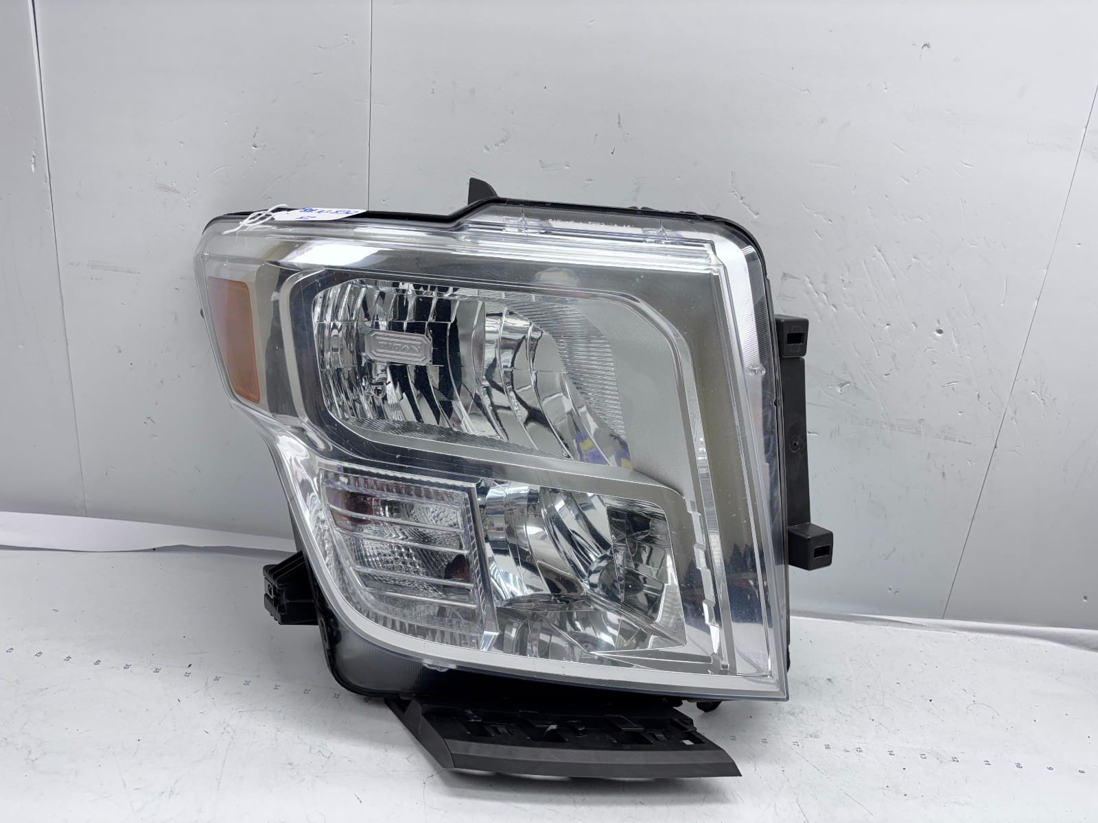 2016-19 Nissan Titan Halogen Front Right OEM Headlight 26010-EZ21A