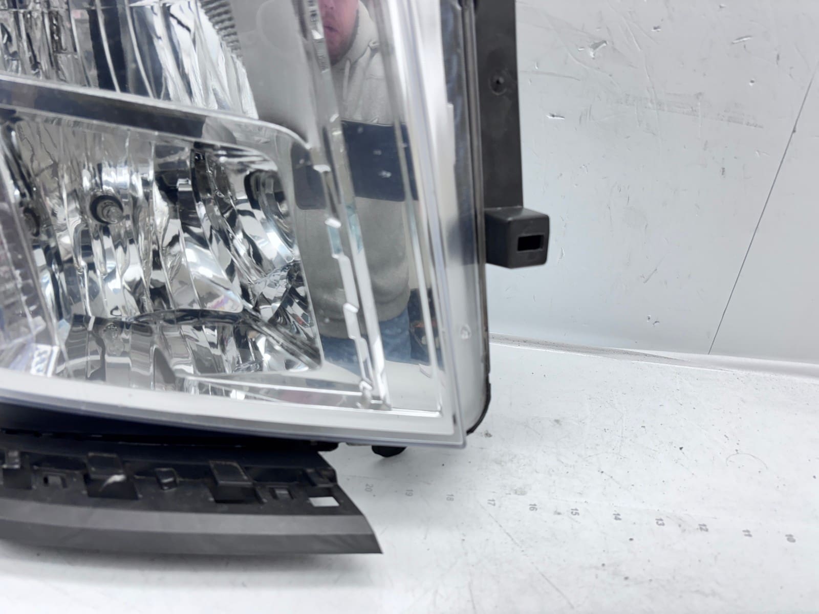2016-19 Nissan Titan Halogen Front Right OEM Headlight 26010-EZ21A - Image 2