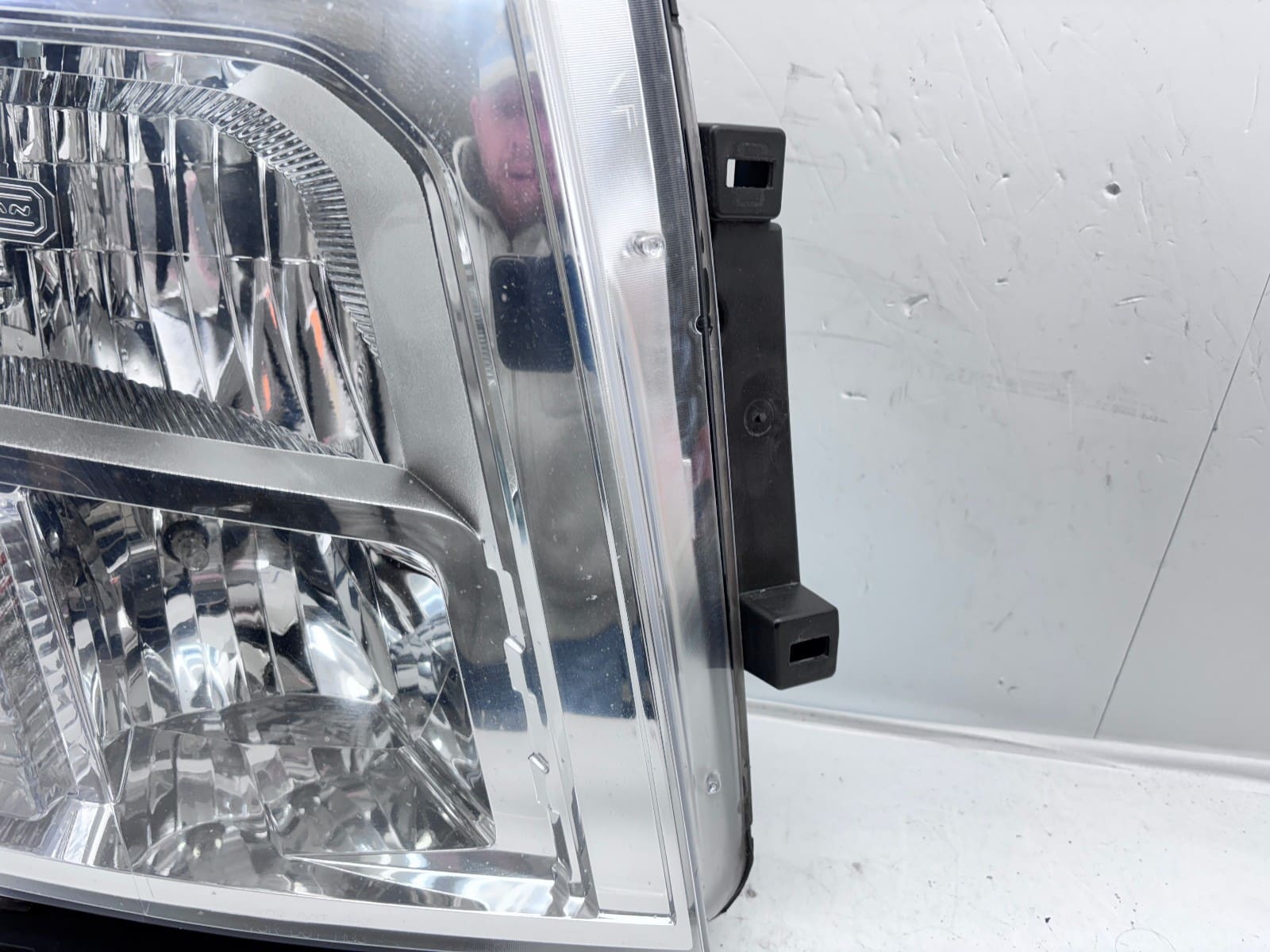 2016-19 Nissan Titan Halogen Front Right OEM Headlight 26010-EZ21A - Image 3
