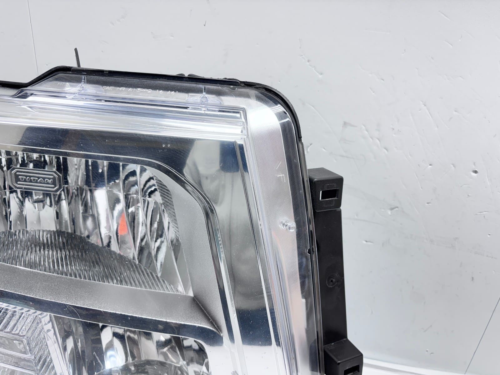 2016-19 Nissan Titan Halogen Front Right OEM Headlight 26010-EZ21A - Image 4
