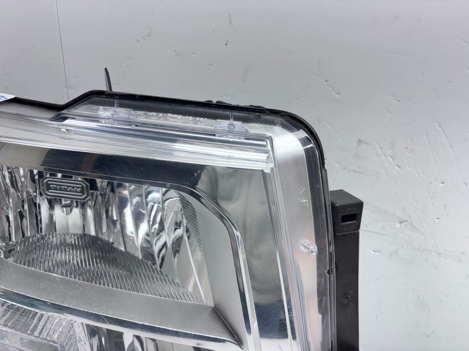 2016-19 Nissan Titan Halogen Front Right OEM Headlight 26010-EZ21A - Image 5