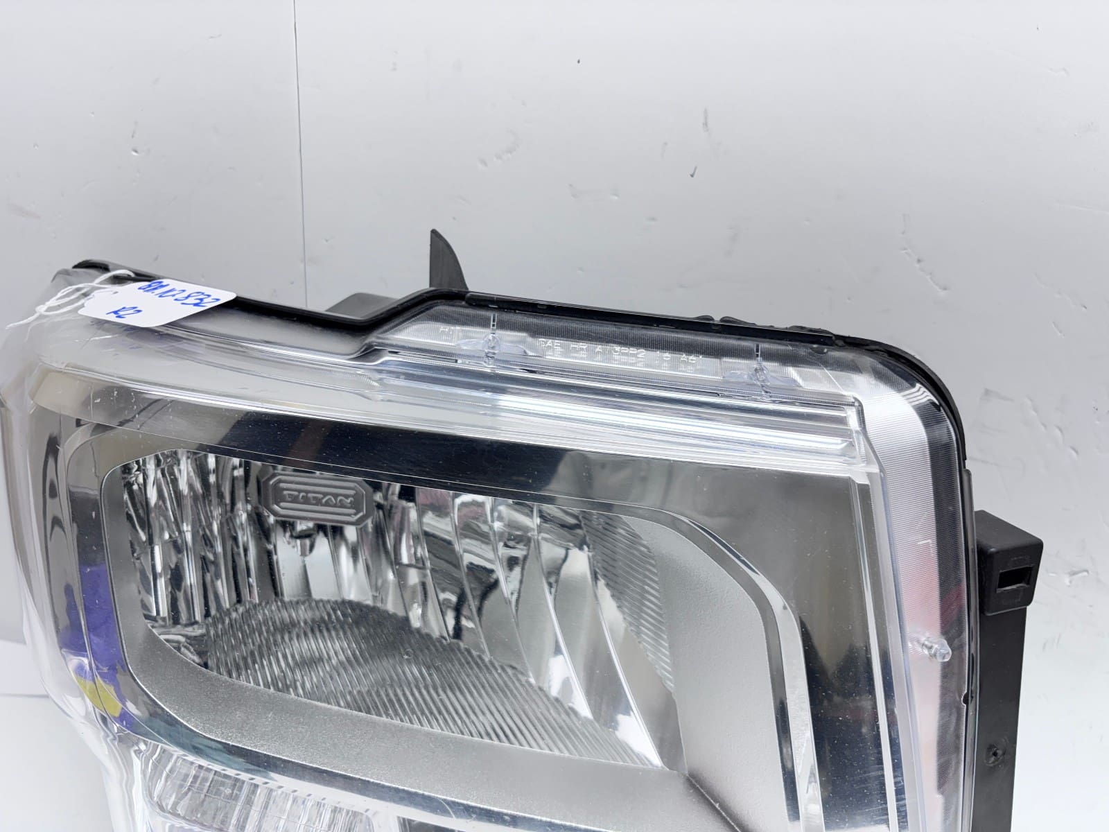 2016-19 Nissan Titan Halogen Front Right OEM Headlight 26010-EZ21A - Image 6