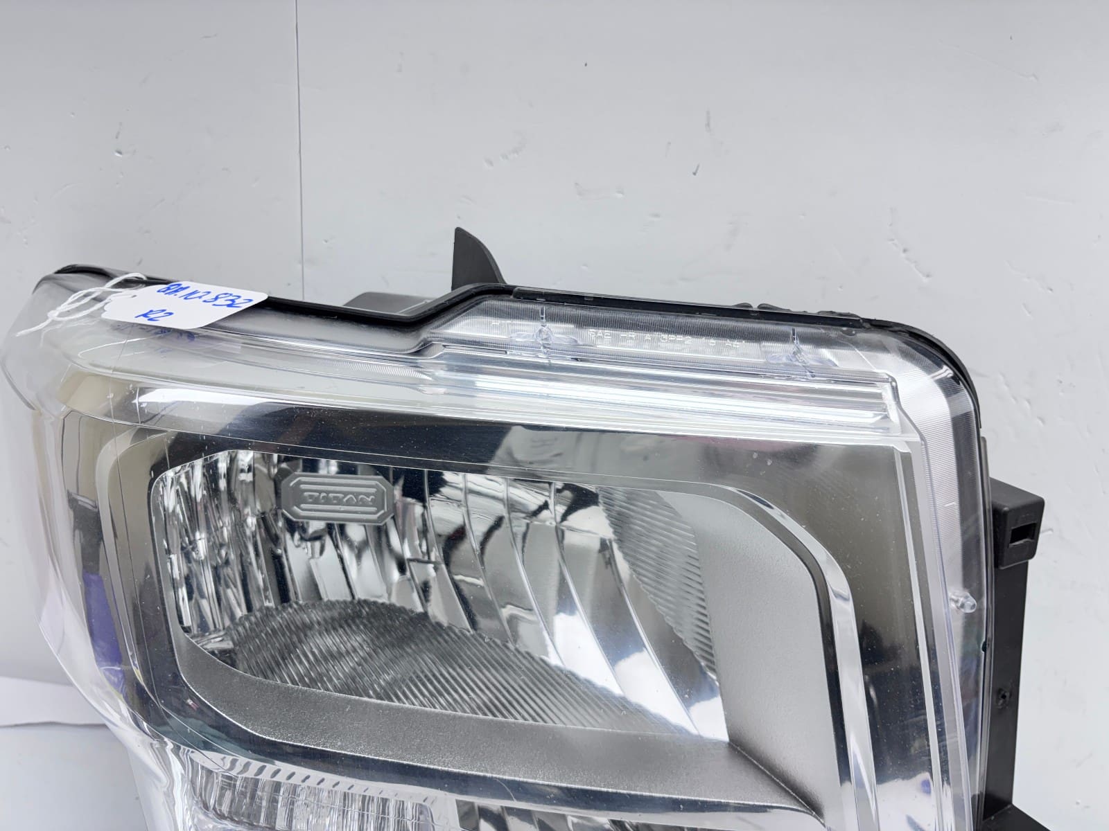 2016-19 Nissan Titan Halogen Front Right OEM Headlight 26010-EZ21A - Image 7