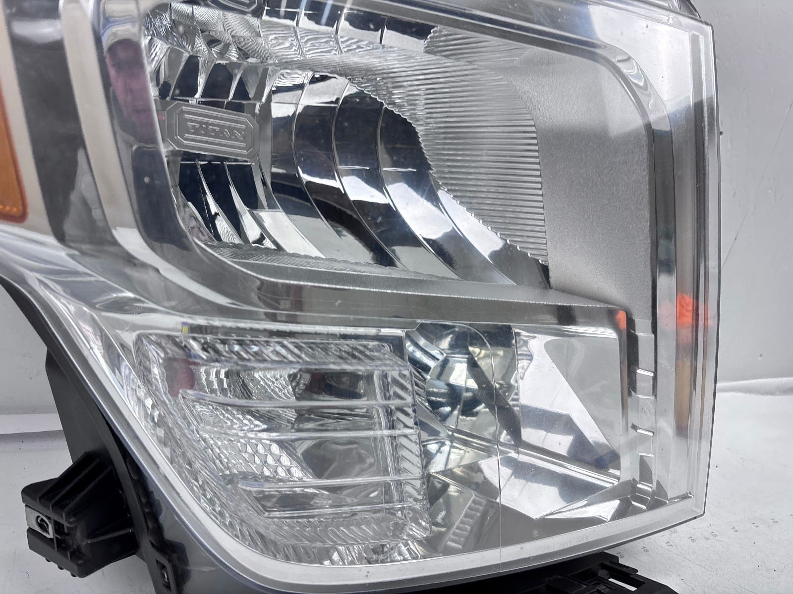 2016-19 Nissan Titan Halogen Front Right OEM Headlight 26010-EZ21A - Image 10