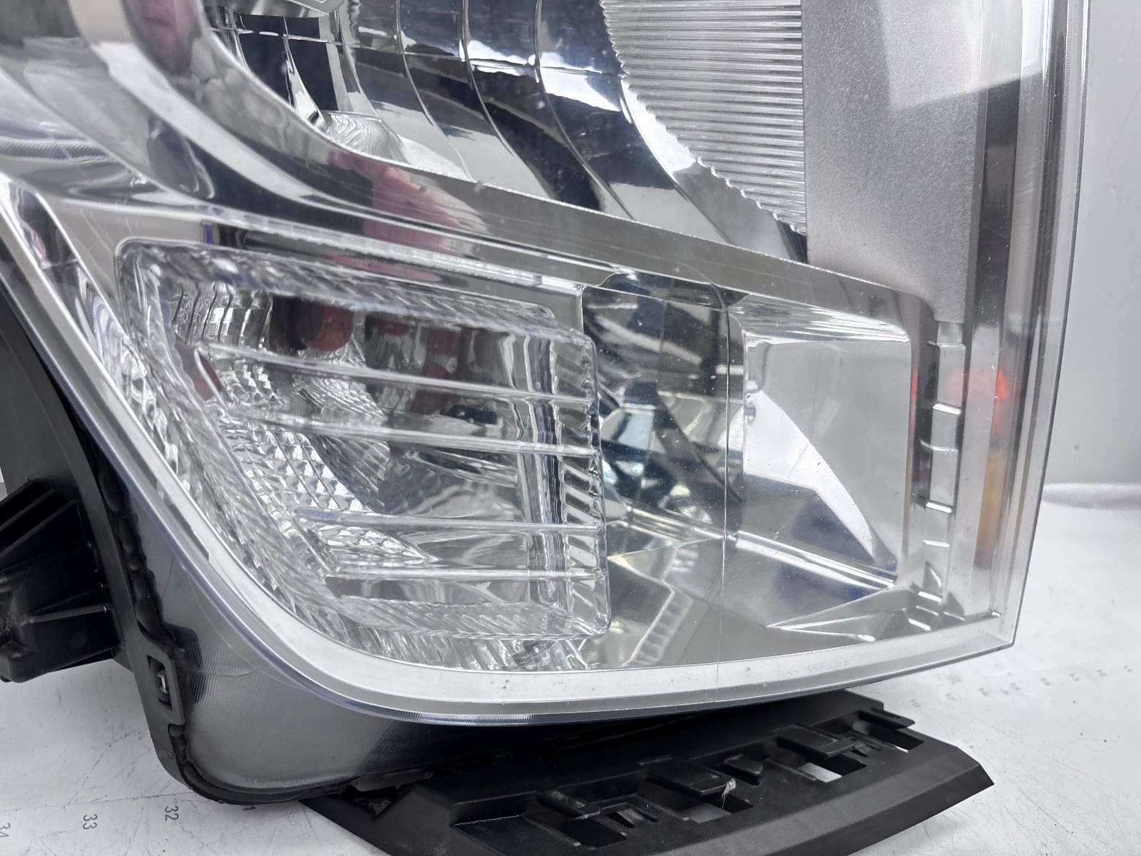 2016-19 Nissan Titan Halogen Front Right OEM Headlight 26010-EZ21A - Image 11