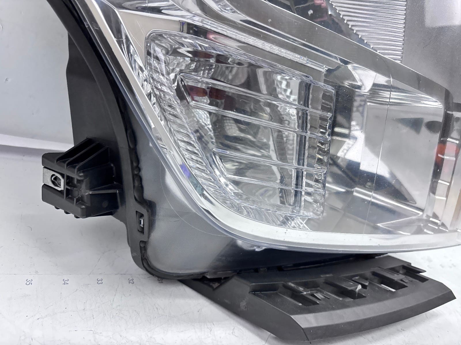 2016-19 Nissan Titan Halogen Front Right OEM Headlight 26010-EZ21A - Image 12