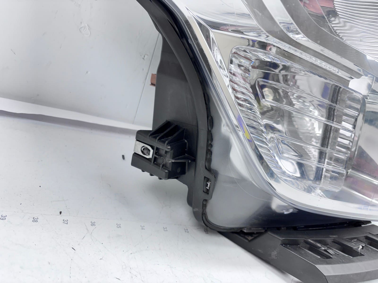 2016-19 Nissan Titan Halogen Front Right OEM Headlight 26010-EZ21A - Image 13