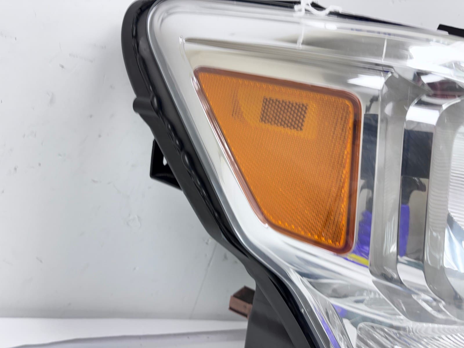2016-19 Nissan Titan Halogen Front Right OEM Headlight 26010-EZ21A - Image 15
