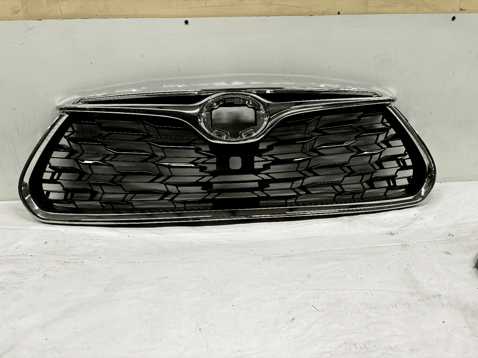 53111-0E250 2020-22 Toyota Highlander Chrome Front OEM Grille For Camera
