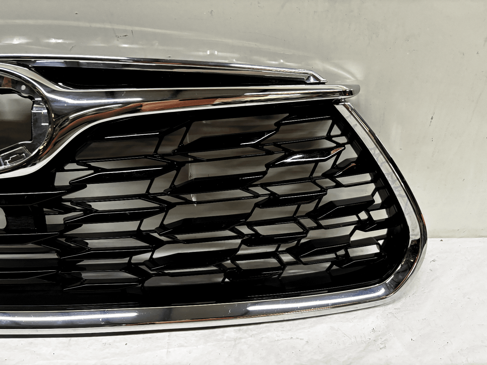 53111-0E250 2020-22 Toyota Highlander Chrome Front OEM Grille For Camera - Image 3