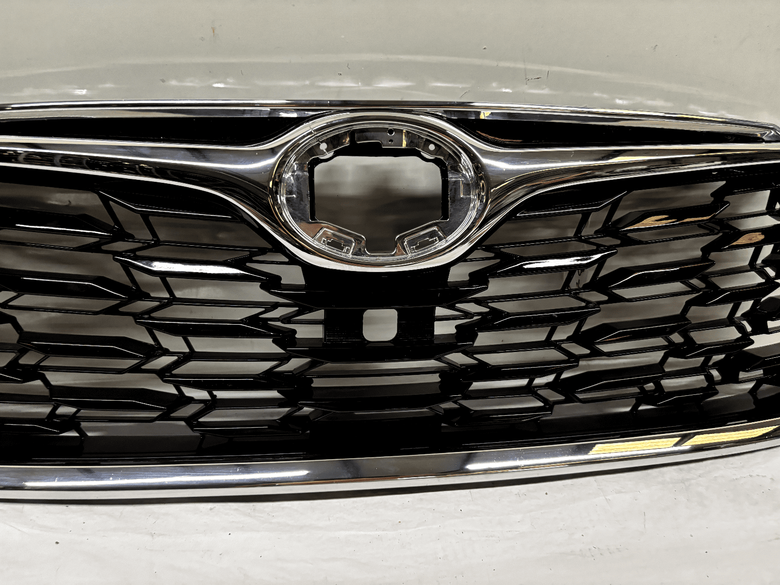 53111-0E250 2020-22 Toyota Highlander Chrome Front OEM Grille For Camera - Image 4