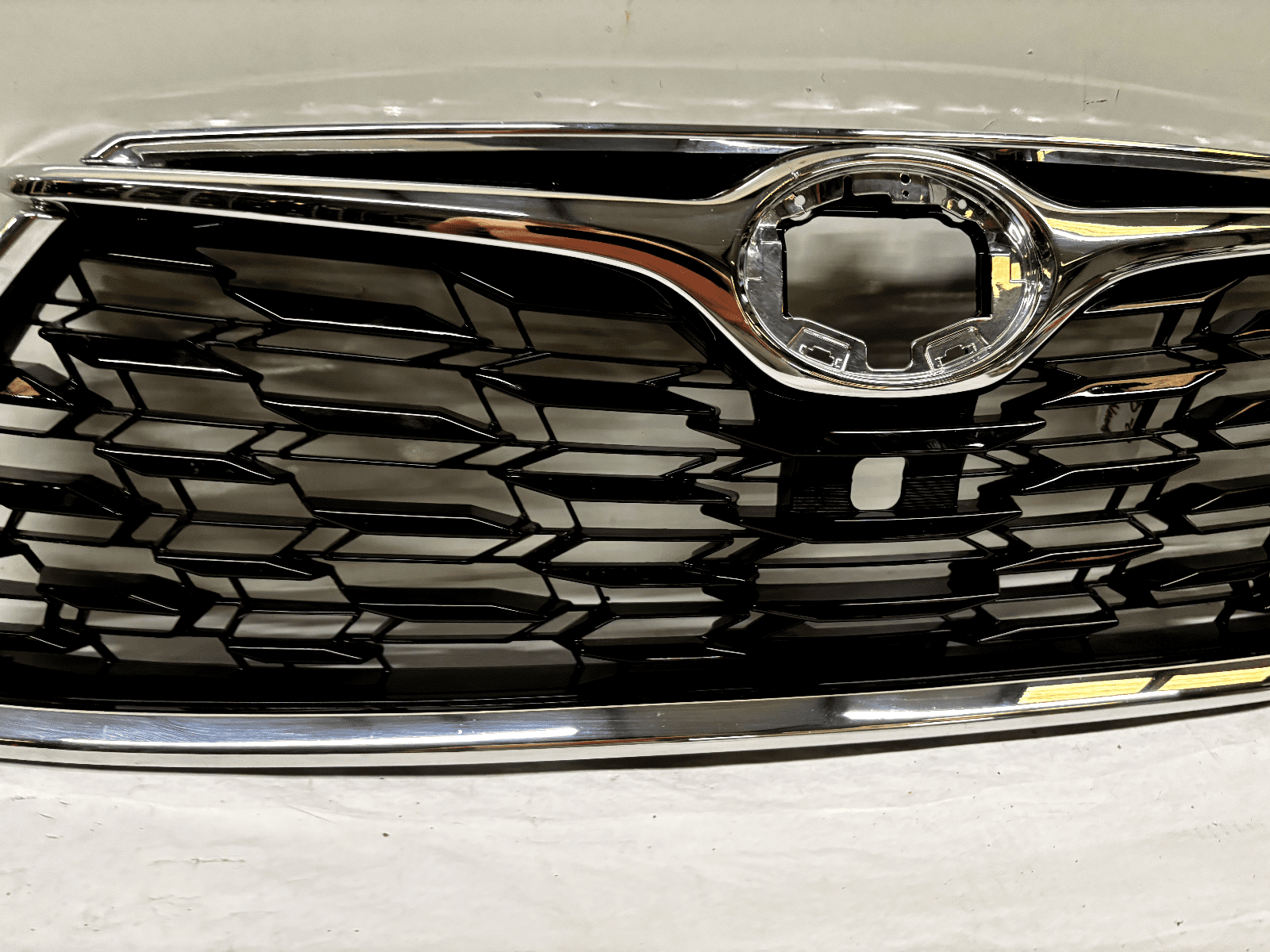 53111-0E250 2020-22 Toyota Highlander Chrome Front OEM Grille For Camera - Image 5