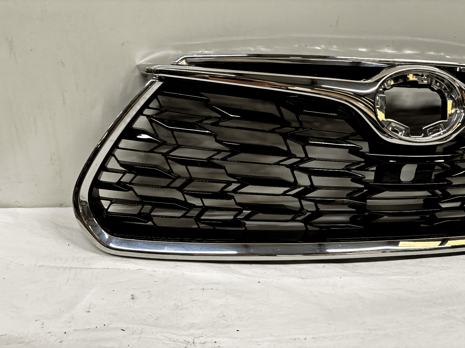 53111-0E250 2020-22 Toyota Highlander Chrome Front OEM Grille For Camera - Image 6