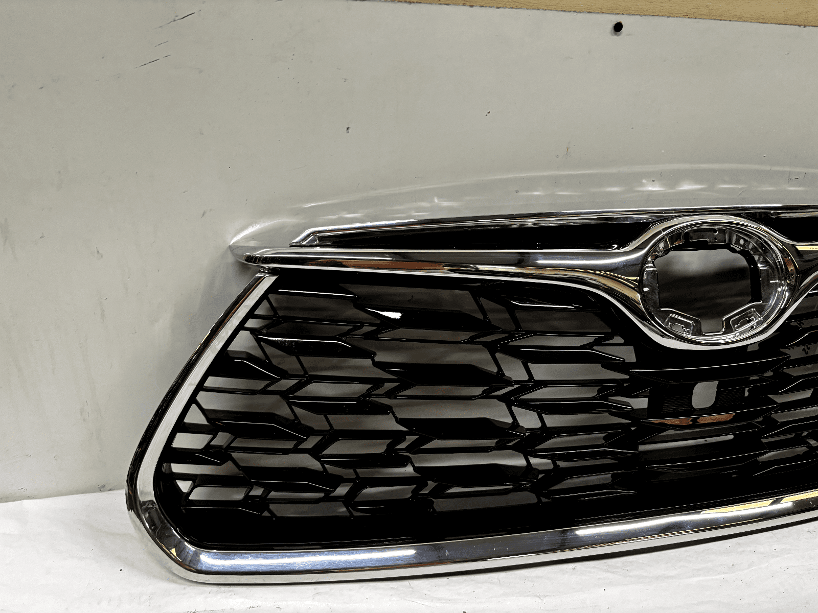 53111-0E250 2020-22 Toyota Highlander Chrome Front OEM Grille For Camera - Image 7