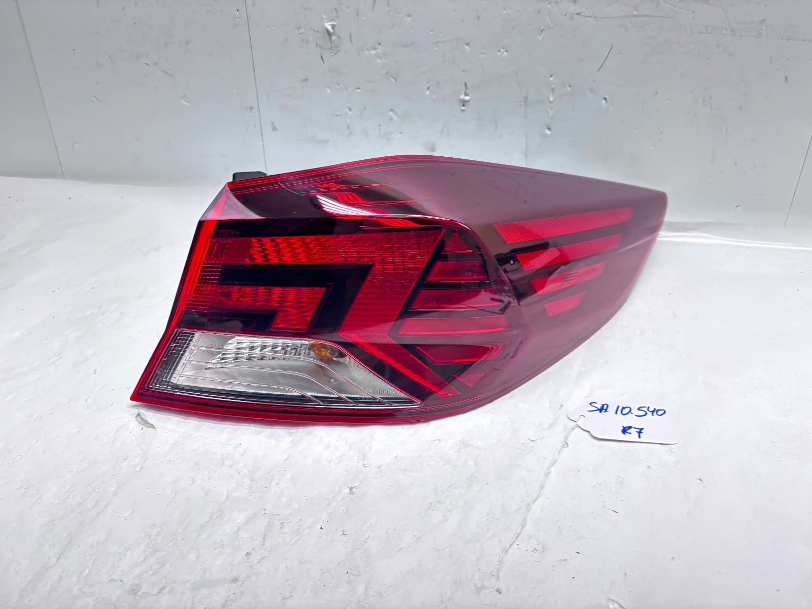 2019-2020 Hyundai Elantra Rear Right OEM Halogen Tail Light - Image 2