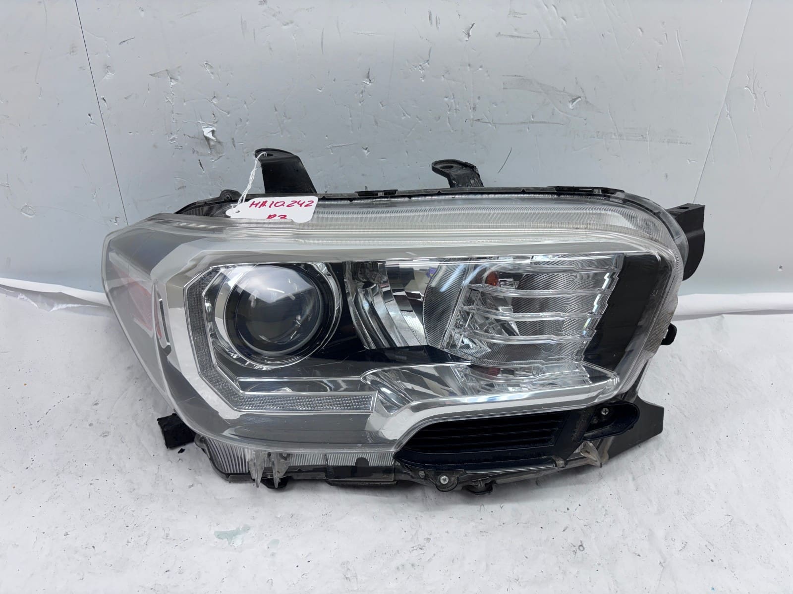Toyota Tacoma Front Right OEM Halogen Headlight Assembly 2016-2022 Used