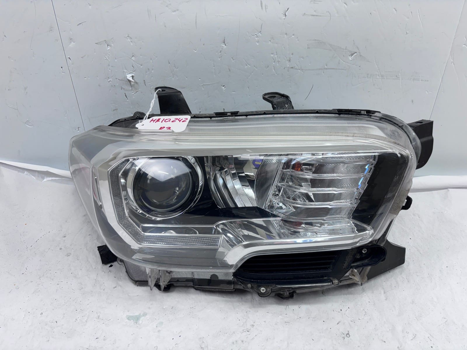 Toyota Tacoma Front Right OEM Halogen Headlight Assembly 2016-2022 Used - Image 2