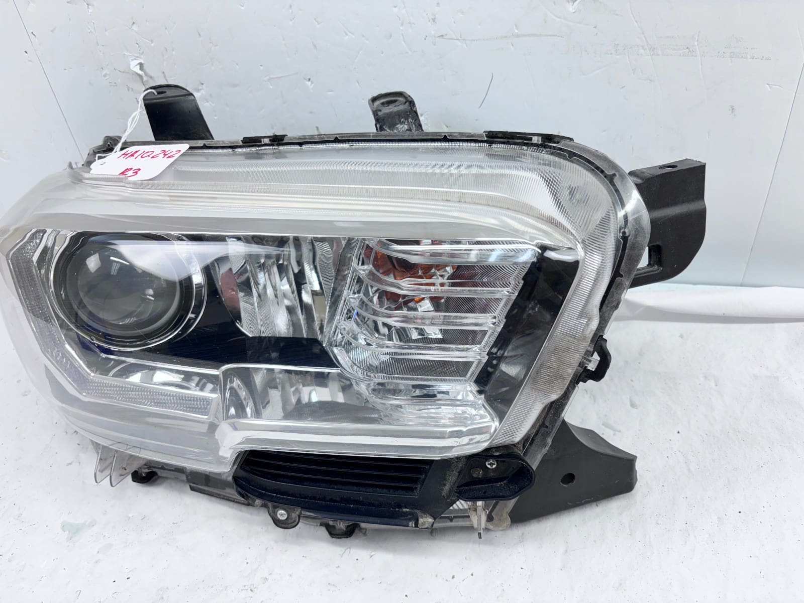 Toyota Tacoma Front Right OEM Halogen Headlight Assembly 2016-2022 Used - Image 3