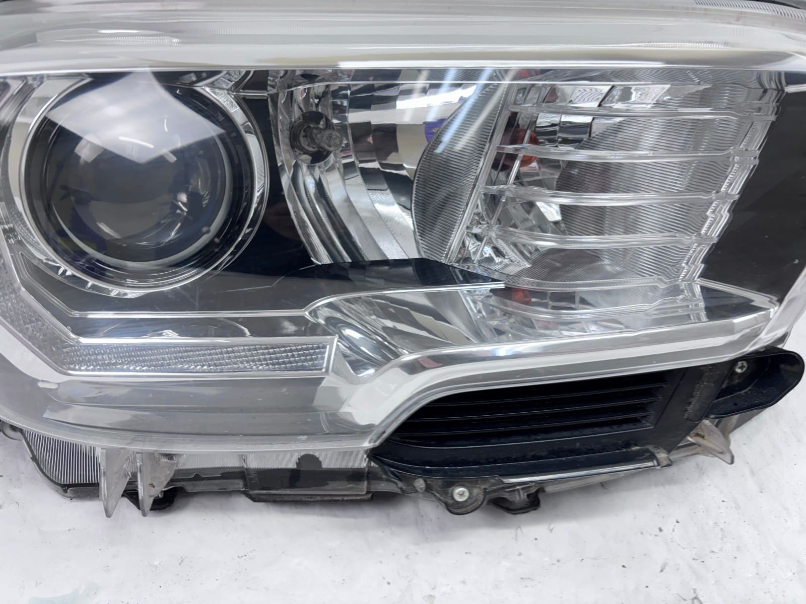 Toyota Tacoma Front Right OEM Halogen Headlight Assembly 2016-2022 Used - Image 9