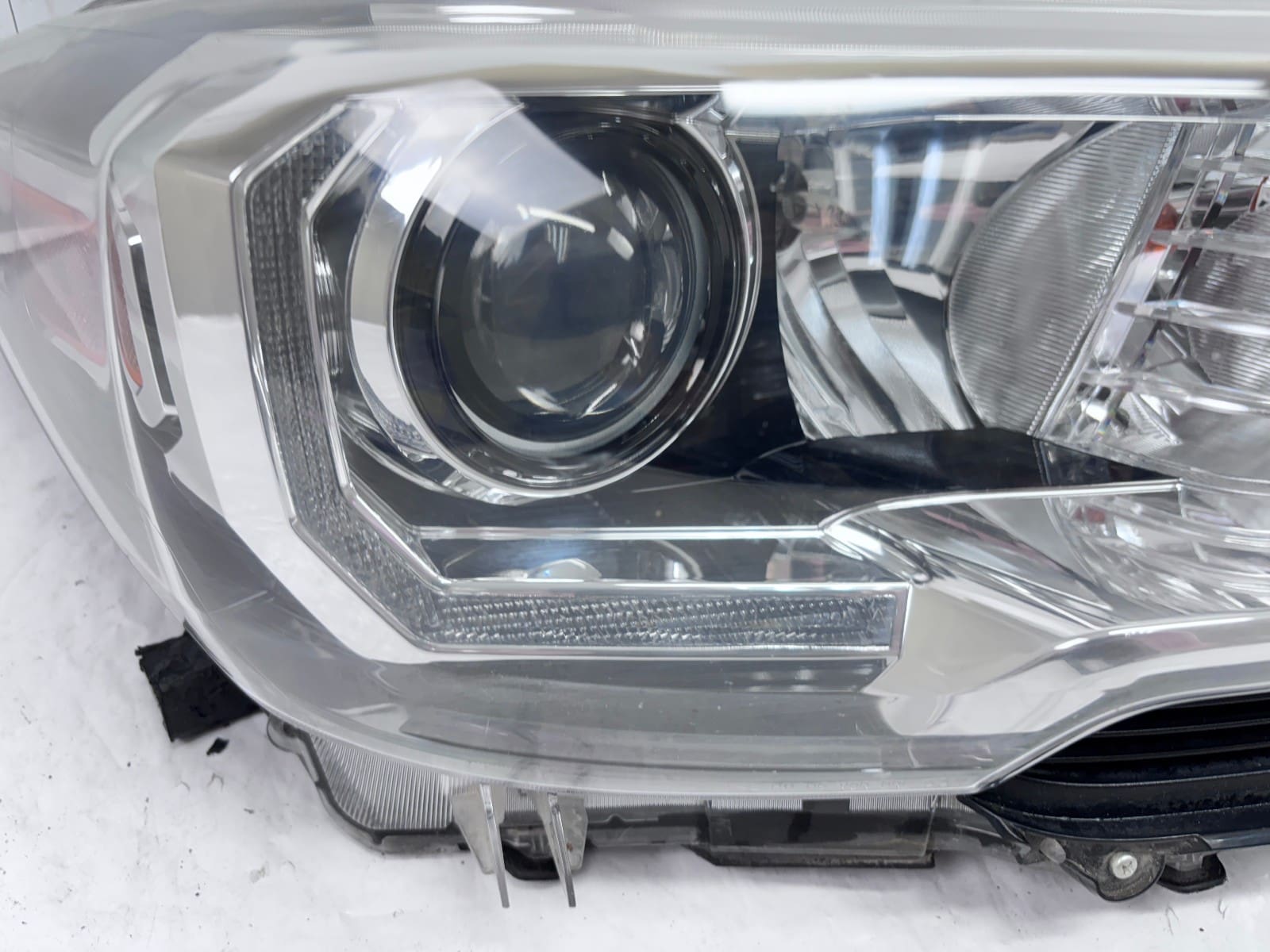 Toyota Tacoma Front Right OEM Halogen Headlight Assembly 2016-2022 Used - Image 10