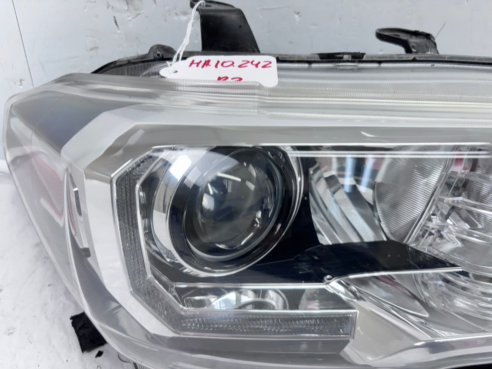 Toyota Tacoma Front Right OEM Halogen Headlight Assembly 2016-2022 Used - Image 11