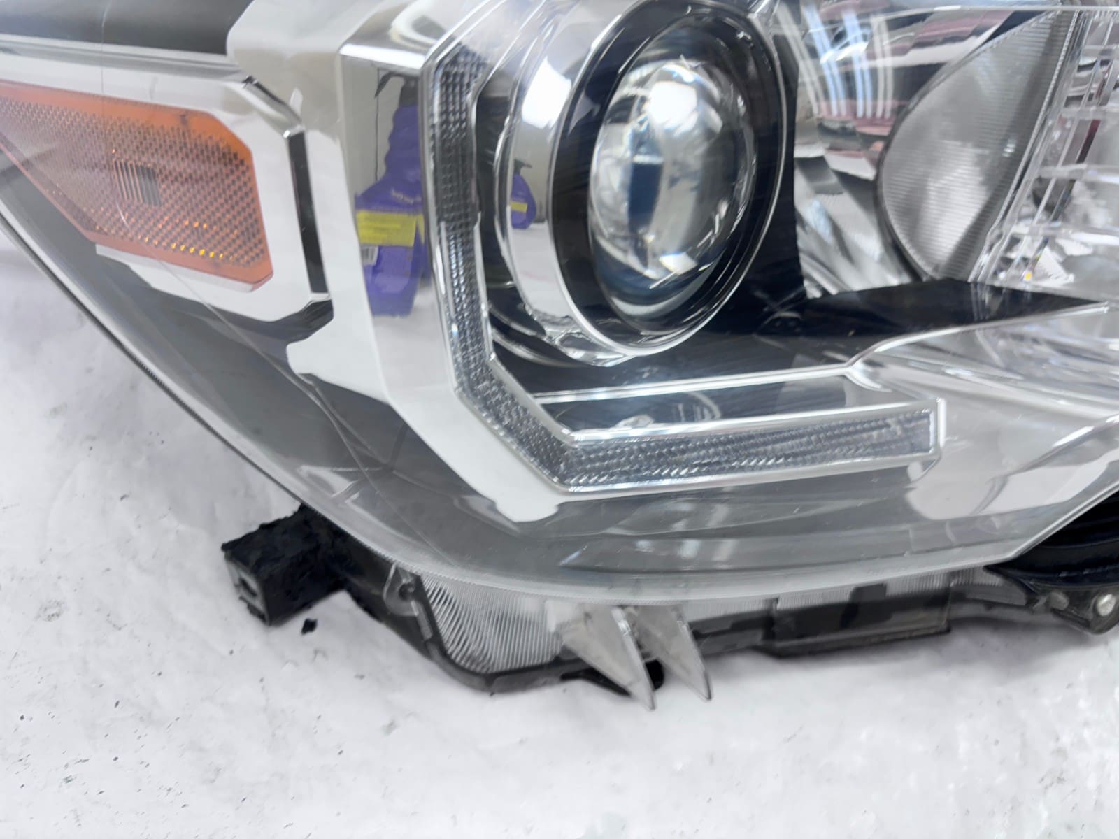 Toyota Tacoma Front Right OEM Halogen Headlight Assembly 2016-2022 Used - Image 12