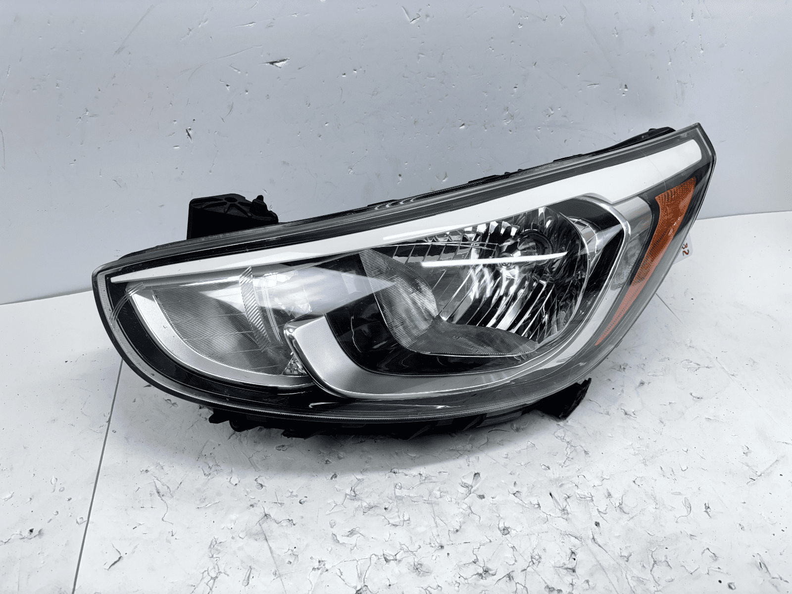 2015-17 Hyundai Accent Halogen Front Left OEM Headlight 92101-1r7 - Image 2