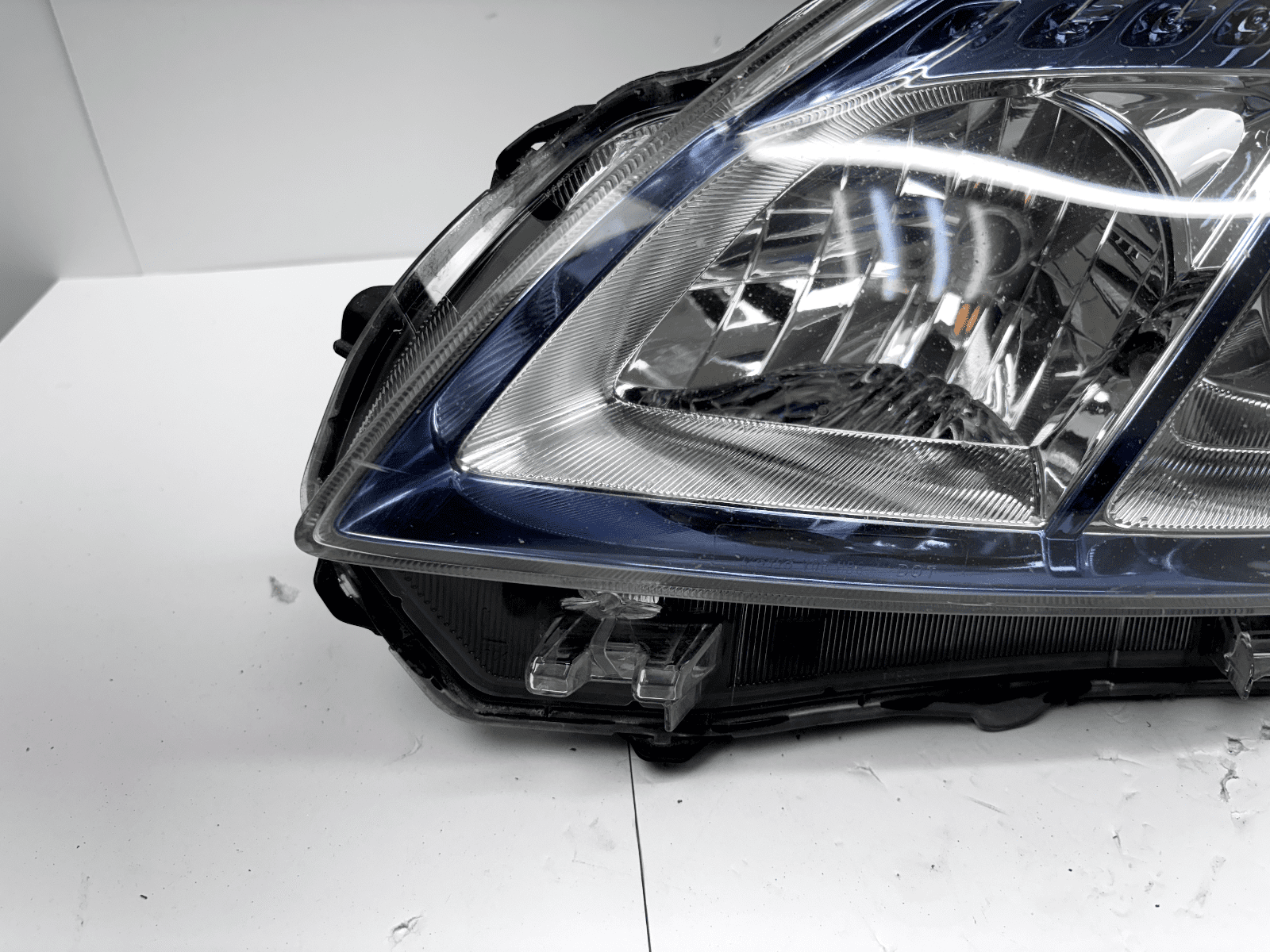 2012-2015 Toyota Prius Halogen Blue Front Left OEM Headlight - Image 2