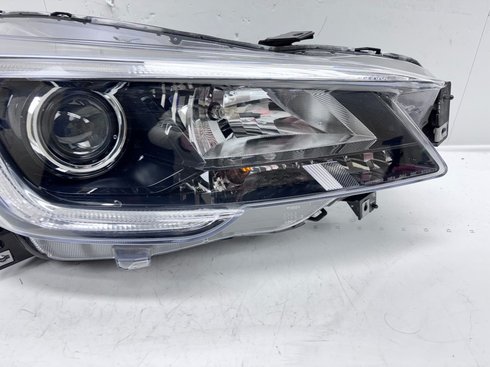 84001AL10A 2018-19 Subaru Legacy Outback Halogen LED Front Right OEM Headlight - Image 9