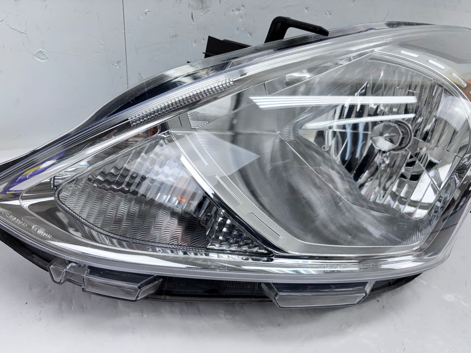 2015-19 Nissan Versa Halogen Front Left OEM Headlight 260609KM0A - Image 4