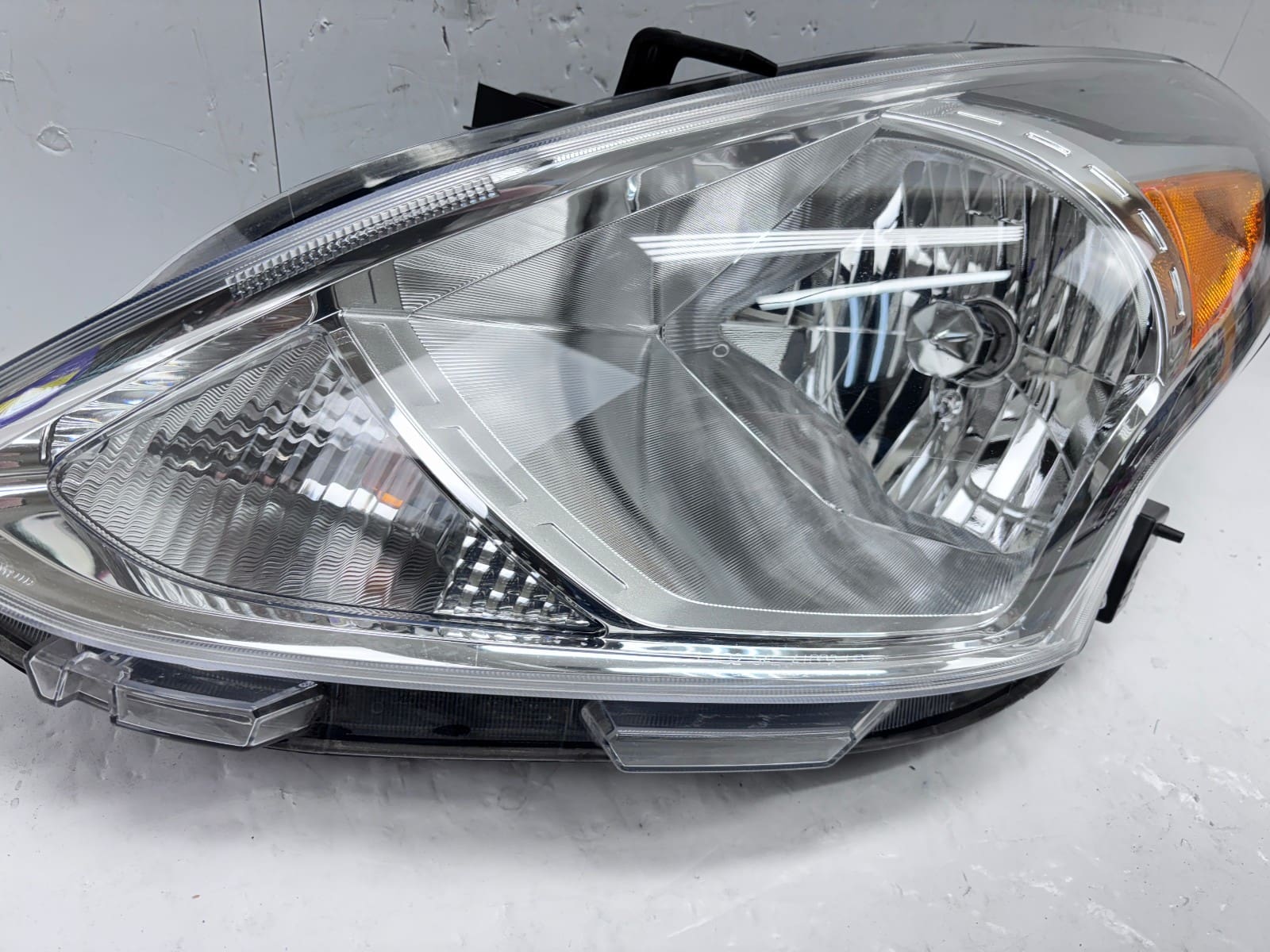 2015-19 Nissan Versa Halogen Front Left OEM Headlight 260609KM0A - Image 5
