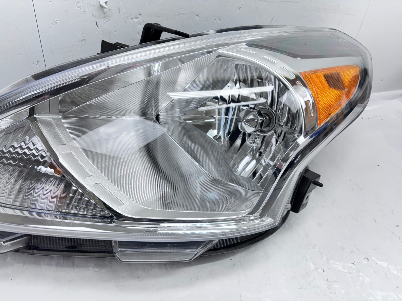 2015-19 Nissan Versa Halogen Front Left OEM Headlight 260609KM0A - Image 6