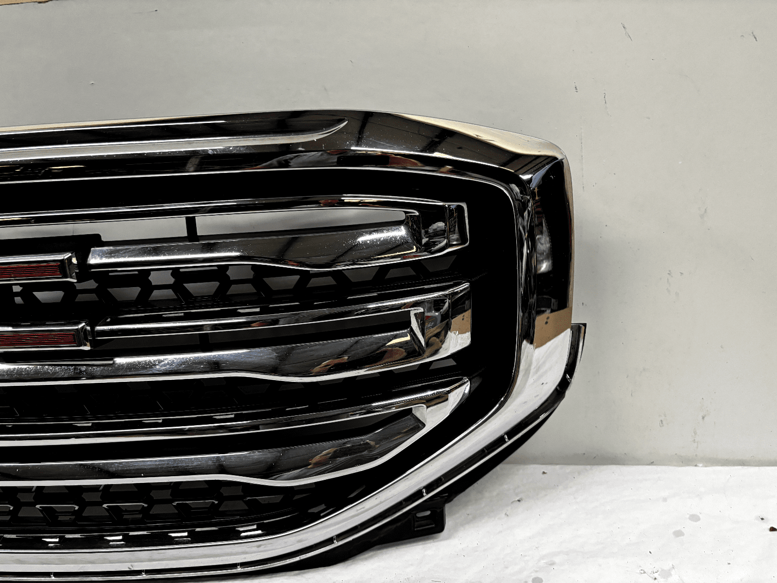 GMC Acadia Chrome Front Grille OEM 84431667 - Fits 2017-2019 SUV, Used - Image 2