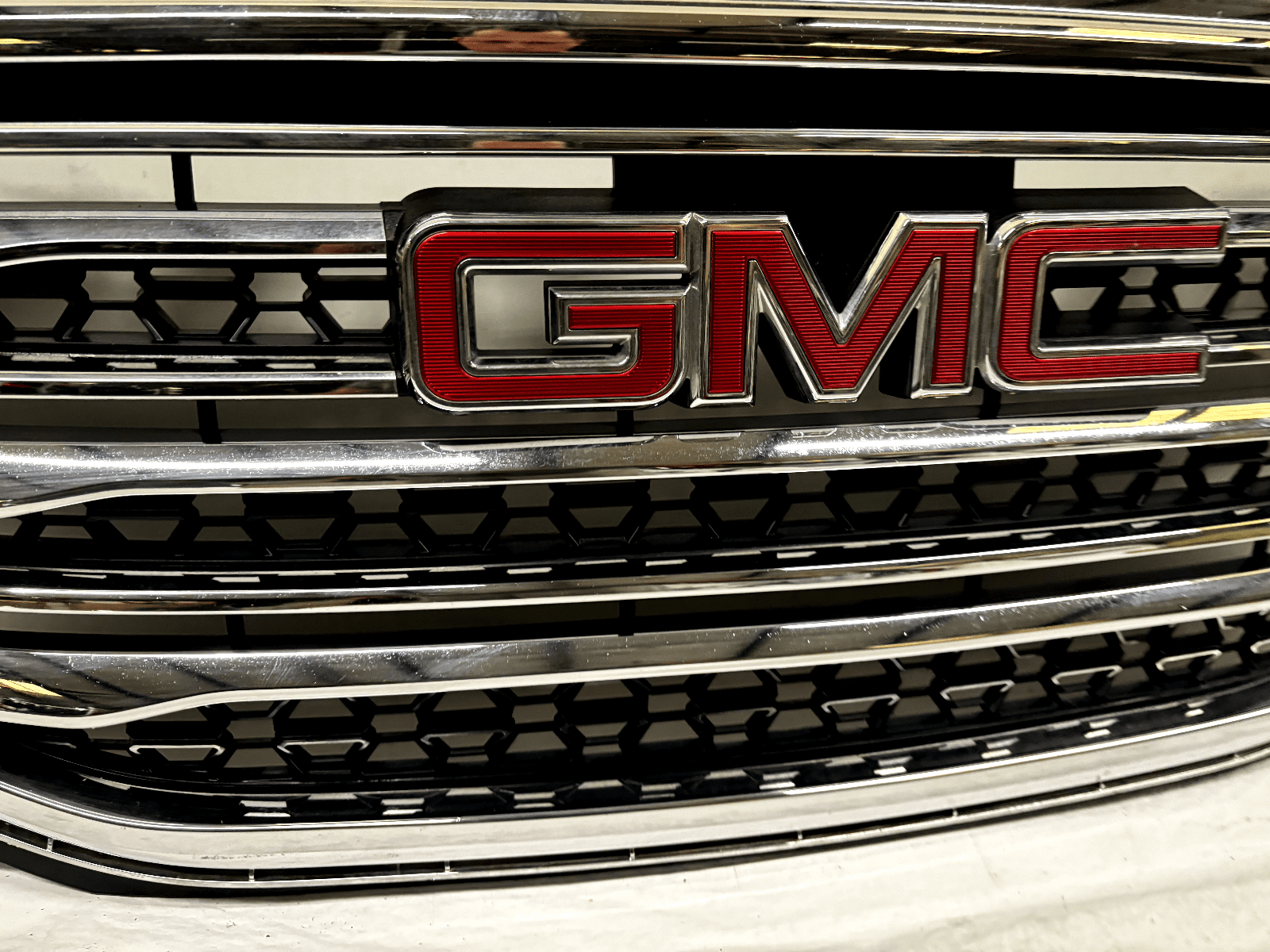 GMC Acadia Chrome Front Grille OEM 84431667 - Fits 2017-2019 SUV, Used - Image 8