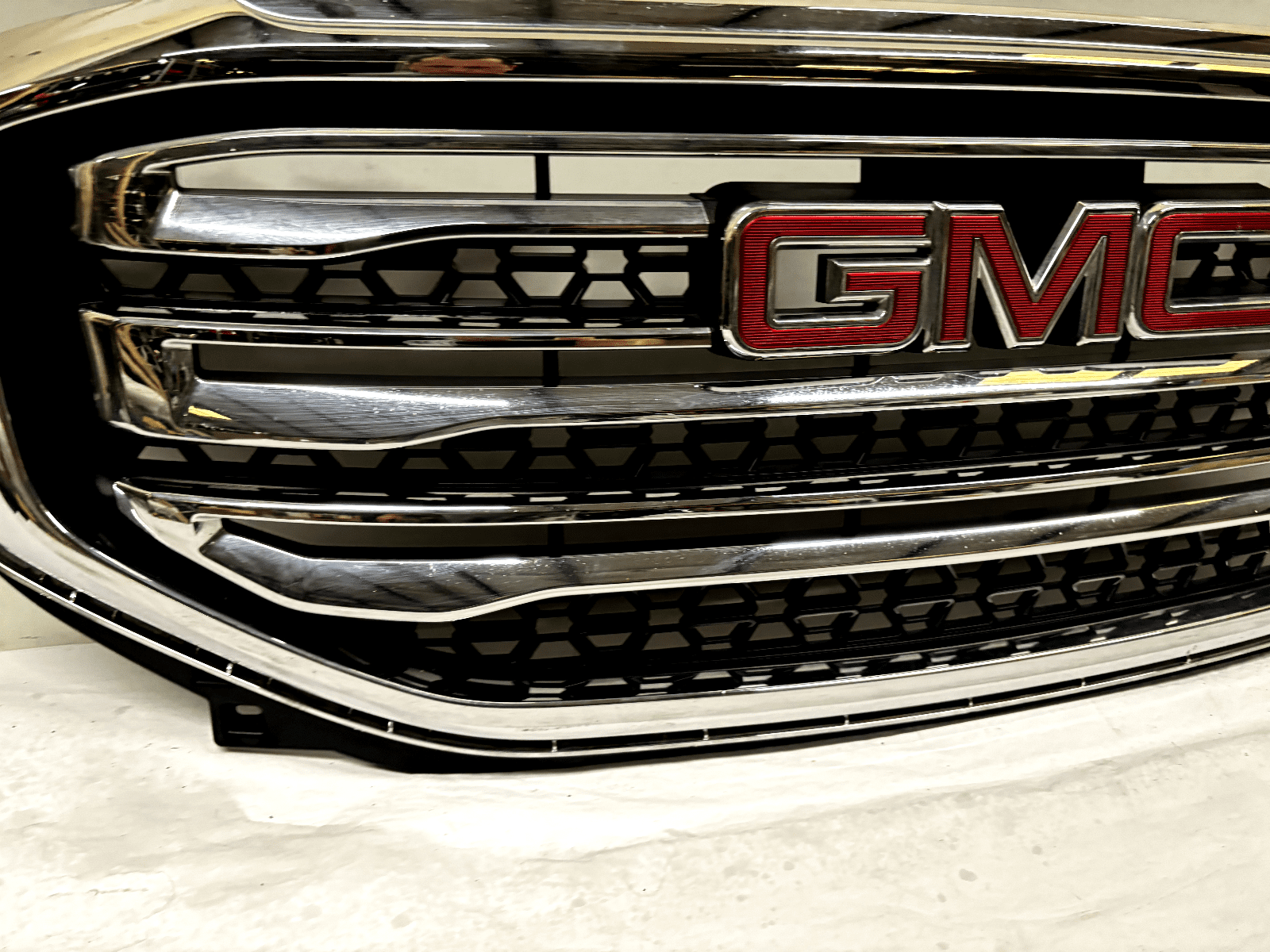 GMC Acadia Chrome Front Grille OEM 84431667 - Fits 2017-2019 SUV, Used - Image 9